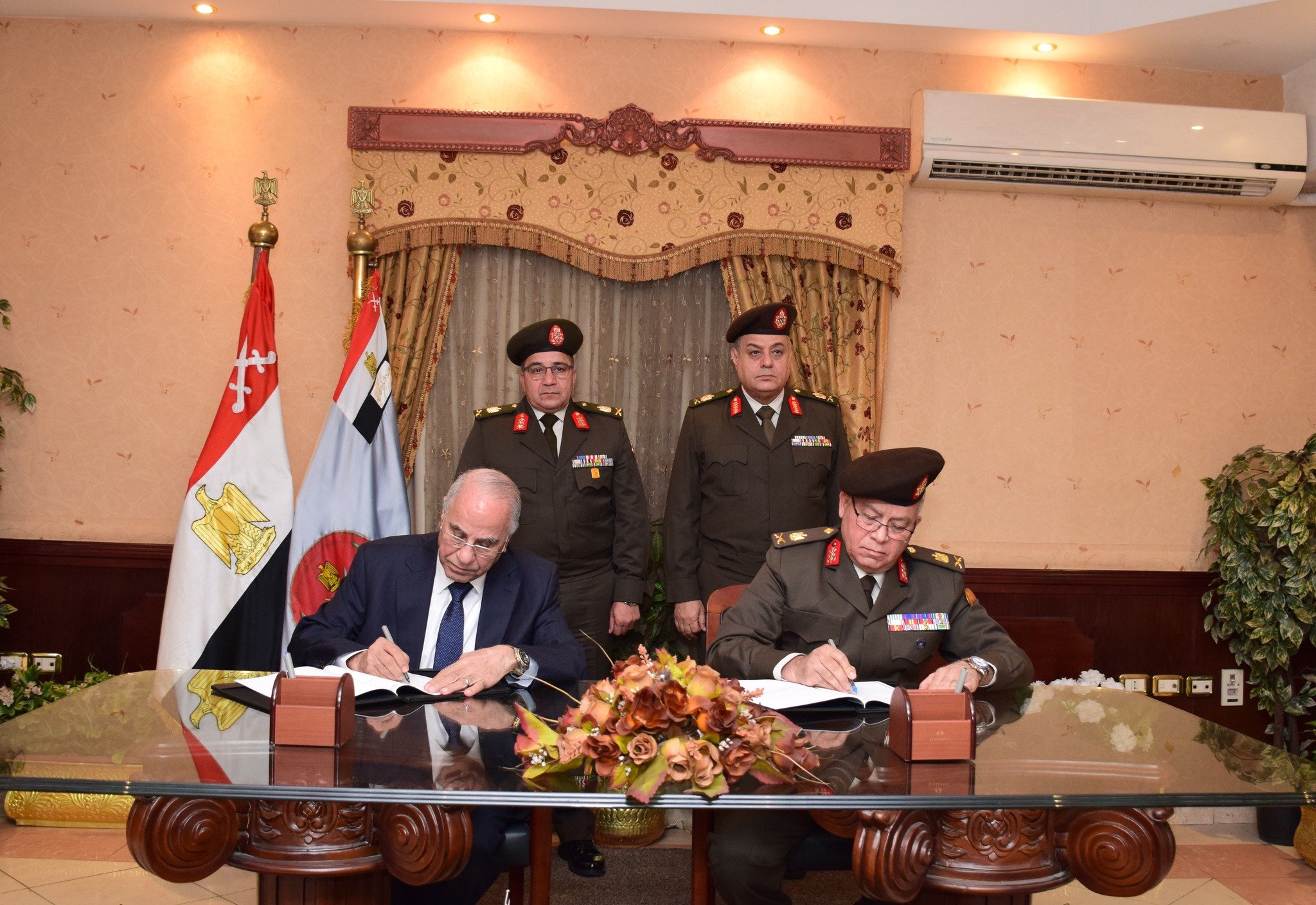 القوات المسلحة المصرية توقع عقد تعاون مشترك مع نايل سات " لتقديم الانترنت الفضائي القوات المسلحة المصرية توقع عقد تعاون مشترك مع نايل سات " لتقديم الانترنت الفضائي