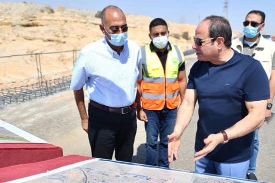 السيسي يتفقد مشروعات تطوير عدد من الطرق والمحاور بالقاهرة الكبرى السيسي يتفقد مشروعات تطوير عدد من الطرق والمحاور بالقاهرة الكبرى