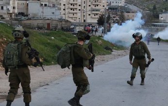 إصابة عشرات الفلسطينيين بالاختناق خلال مواجهات مع الاحتلال في نابلس