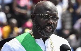 الرئيس الليبيري جروج وايا وهاني أبو ريدة يشاهدان مباراة أمريكا وإنجلترا بكأس العالم