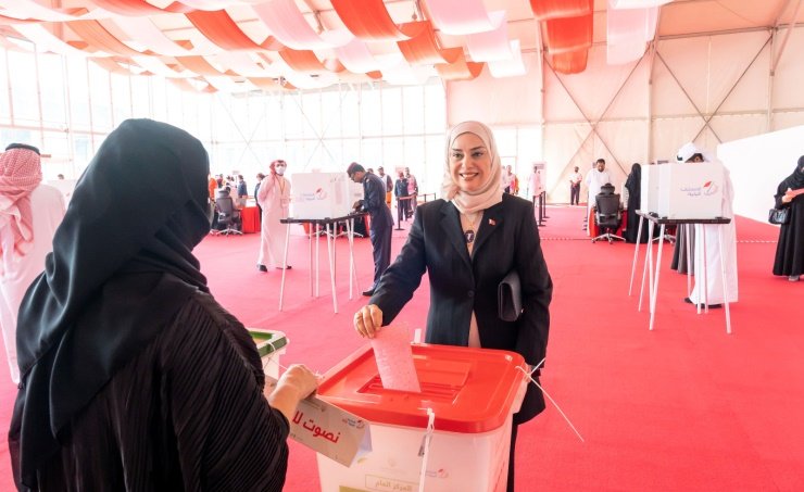 بالصور.. .. الناخبون في مملكة البحرين يتوافدون على صناديق الاقتراع لاختيار ممثليهم في الانتخابات النيابية والبلدية بالصور.. .. الناخبون في مملكة البحرين يتوافدون على صناديق الاقتراع لاختيار ممثليهم في الانتخابات النيابية والبلدية