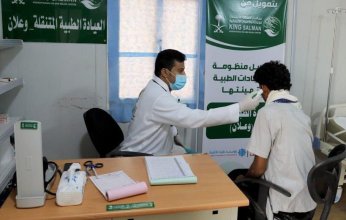 مركز الملك سلمان للإغاثة يجري عمليات جراحية للتجميل والحروق والتشوّهات ويقدم خدمات طبية في اليمن