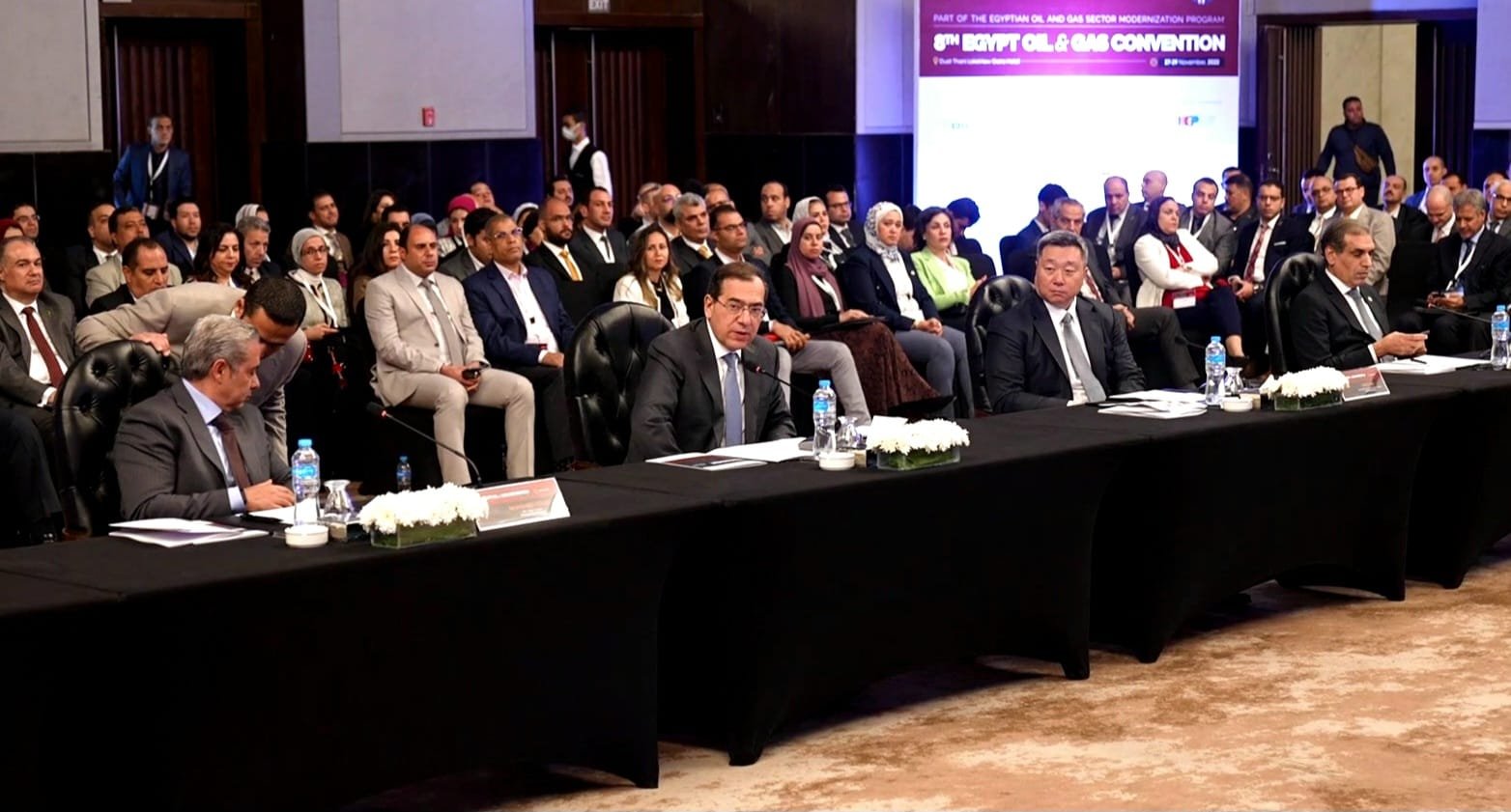 مائدة مستديرة حول أهمية العمل على دفع سبل جذب الاستثمارات خاصة فى صناعة الغاز الطبيعى وتأمين المزيد من الإمدادات للطاقة مائدة مستديرة حول أهمية العمل على دفع سبل جذب الاستثمارات خاصة فى صناعة الغاز الطبيعى وتأمين المزيد من الإمدادات للطاقة