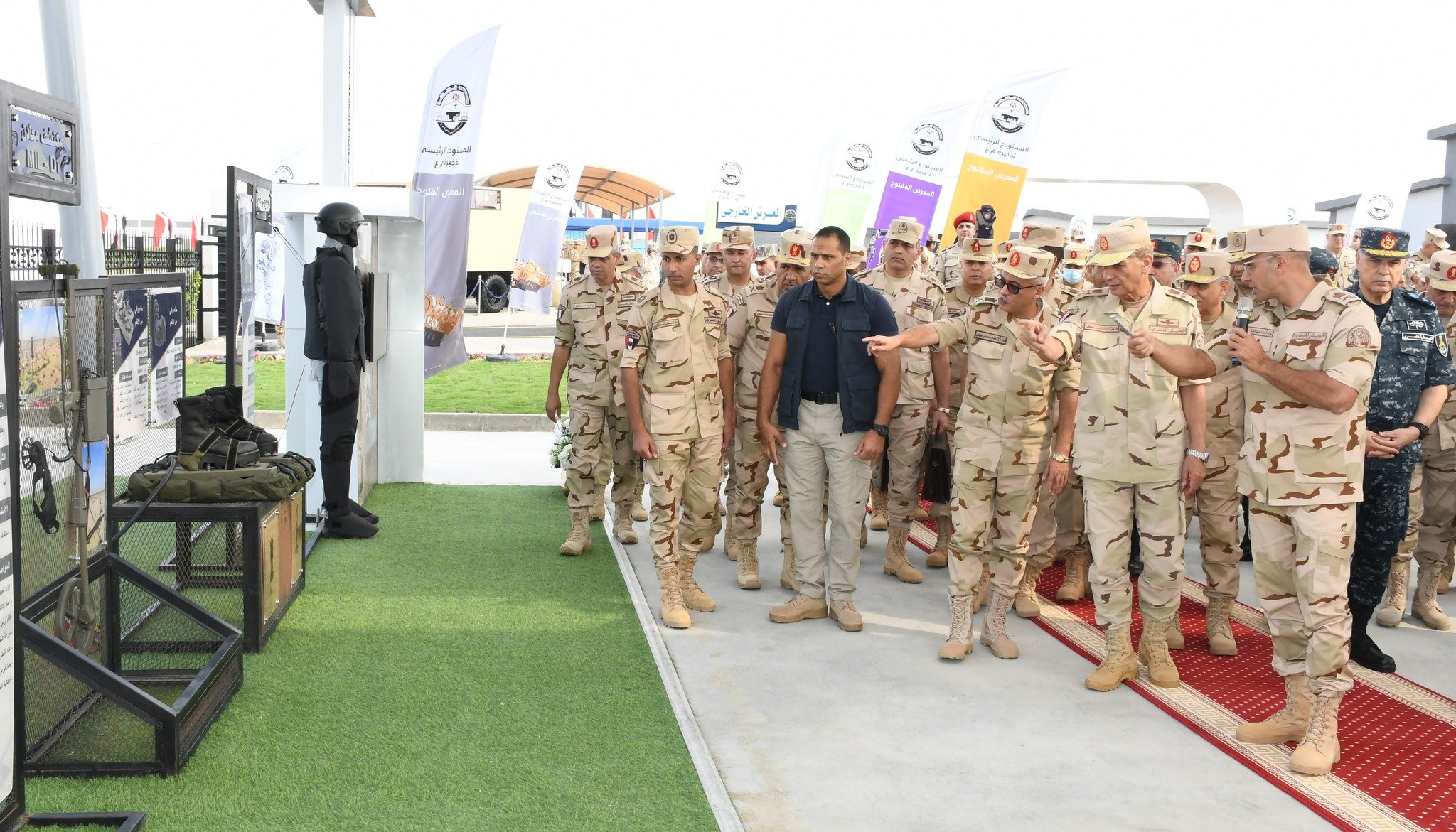 وزير الدفاع المصري يتفقد أعمال التطوير لأحد المستودعات الرئيسية لإدارة المهندسين العسكريين وزير الدفاع المصري يتفقد أعمال التطوير لأحد المستودعات الرئيسية لإدارة المهندسين العسكريين