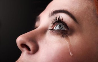 أخصائية أمراض قلب تكشف أضرار انهمار الدموع المفرط