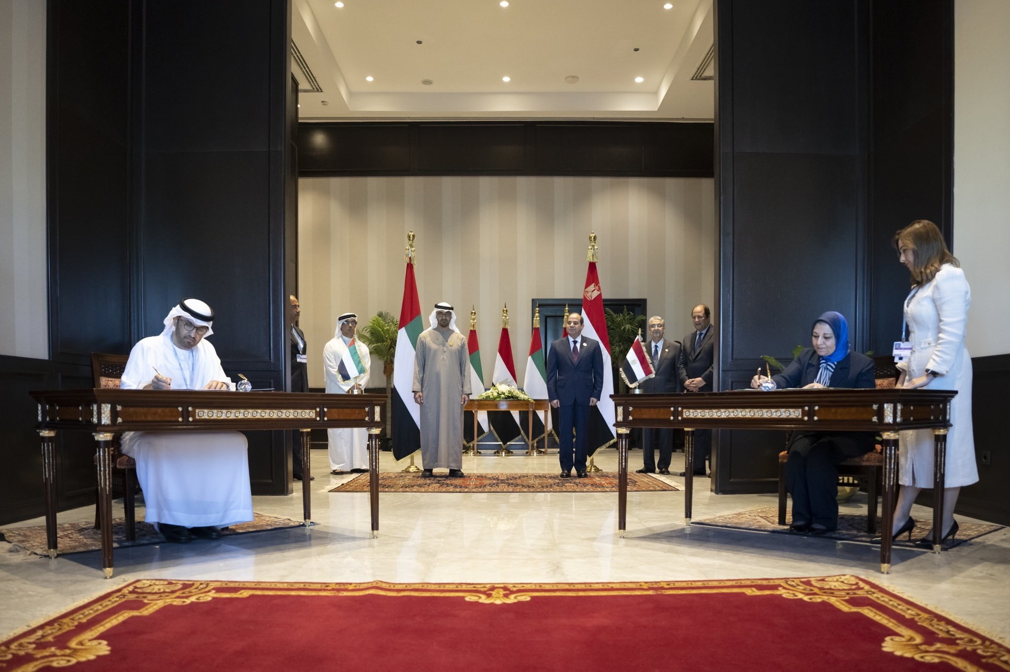 الرئيس السيسي والشيخ محمد بن زايد يشهدان توقيع اتفاقية لإنشاء أحد أكبر مشاريع طاقة رياح في مصر بقدرة 10 جيجاواط الرئيس السيسي والشيخ محمد بن زايد يشهدان توقيع اتفاقية لإنشاء أحد أكبر مشاريع طاقة رياح في مصر بقدرة 10 جيجاواط
