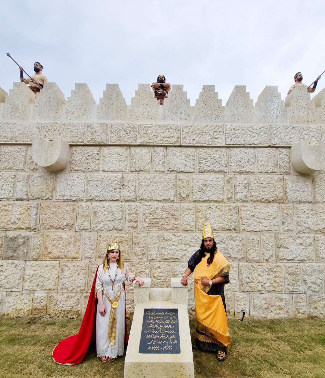 العراق يعيد بناء جزء من سور نينوى الأثري بعد تعرضه للتدمير من (داعش) العراق يعيد بناء جزء من سور نينوى الأثري بعد تعرضه للتدمير من (داعش)