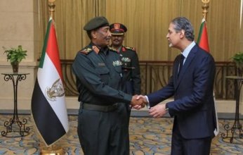 سفير مصر الجديد لدى السودان يقدم أوراق اعتماده لرئيس المجلس السيادي الانتقالي السوداني