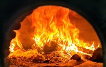 امرأة إيطالية تحرق بطريق الخطأ 20 ألف يورو أخفاها زوجها في المدفأة خوفًا من اللصوص