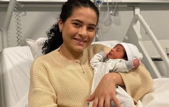 صدق أو لا تصدق.. امرأة لم تكن تعلم بحملها تلد طفلا بشكل مفاجئ على متن طائرة