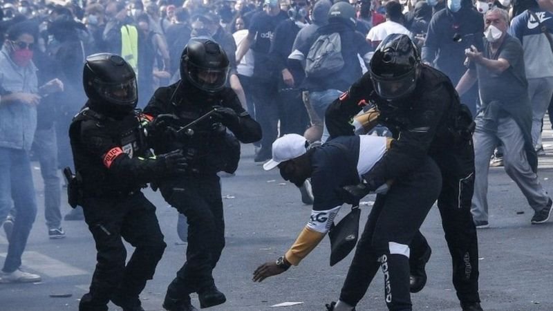 بالفيديو.. اشتباكات عنيفة بين الشرطة الفرنسية والمتظاهرين و سط باريس بالفيديو.. اشتباكات عنيفة بين الشرطة الفرنسية والمتظاهرين و سط باريس