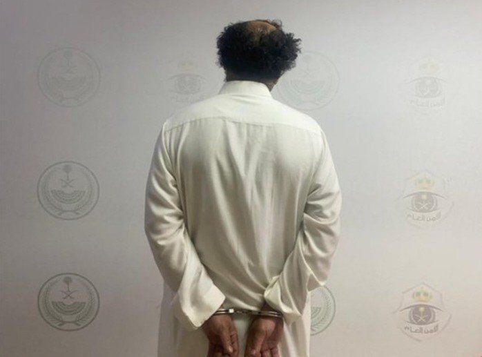القبض على مواطن بالقصيم لإتلافه جهاز "ساهر" عمدًا في أحد الطرق العامة القبض على مواطن بالقصيم لإتلافه جهاز "ساهر" عمدًا في أحد الطرق العامة