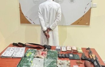 ضبط شخص بحوزته مواد مخدرة وسلاحان ناريان وذخيرة غير مرخصة في بيشة