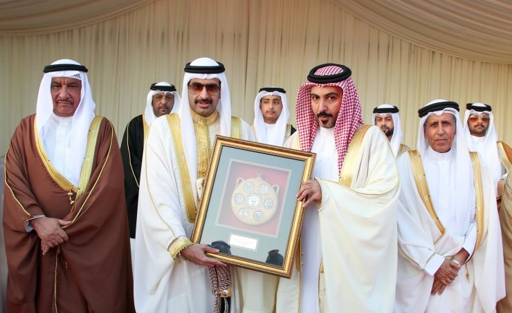 محافظ الجنوبية يشهد آخر فعاليات العرضة البحرينية بحضور أعيان وأهالي مدينة خليفة محافظ الجنوبية يشهد آخر فعاليات العرضة البحرينية بحضور أعيان وأهالي مدينة خليفة