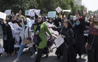 أفغانستان.. العشرات يتظاهرن في احتجاجا على منع تعليم الفتيات