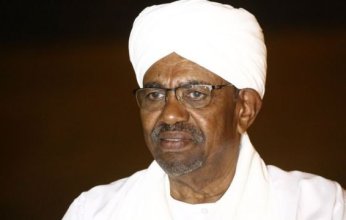 نقل الرئيس السوداني السابق عمر البشير إلى المستشفى
