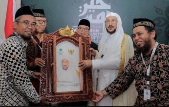 مجلس علماء إندونيسيا يمنح وزير الشؤون الإسلامية السعودي وسام الاستحقاق من الطبقة الأولى