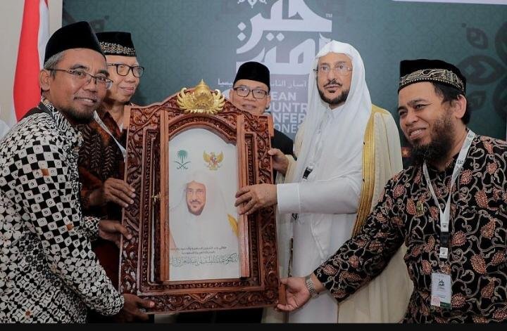 مجلس علماء إندونيسيا يمنح وزير الشؤون الإسلامية السعودي وسام الاستحقاق من الطبقة الأولى مجلس علماء إندونيسيا يمنح وزير الشؤون الإسلامية السعودي وسام الاستحقاق من الطبقة الأولى