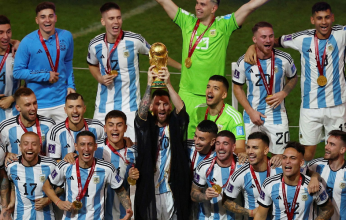 الأرجنتيني ليونيل ميسي يرفع كأس العالم بالعباية الخليجية