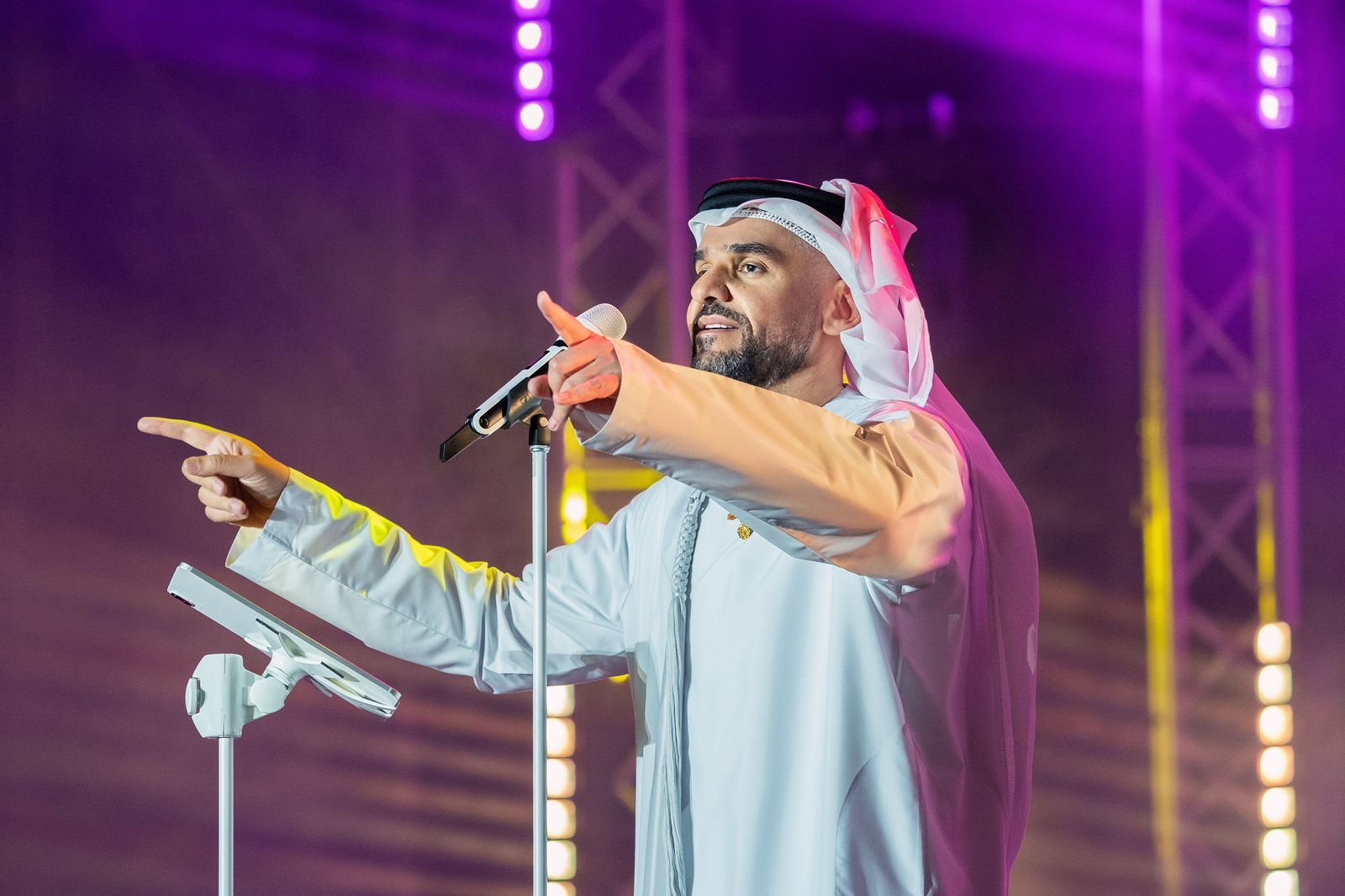 حسين الجسمي يحتفل باليوم الوطني الإماراتي الـ51 بأمسية غرامية وطنية حسين الجسمي يحتفل باليوم الوطني الإماراتي الـ51 بأمسية غرامية وطنية