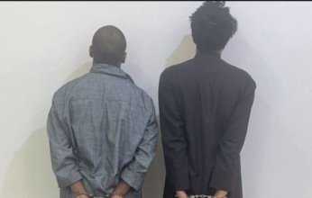 ضبط شخصين لإطلاق أحدهما النار في الهواء والآخر لتوثيق ذلك ونشره في شرورة