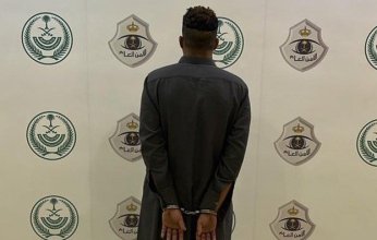 القبض على شخص لصدمه مركبات عمدًا وإشهار السلاح الأبيض على آخر