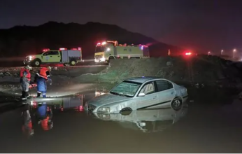 أمطار غزيرة تغرق شوارع مكة والسلطات تعلق الدراسة