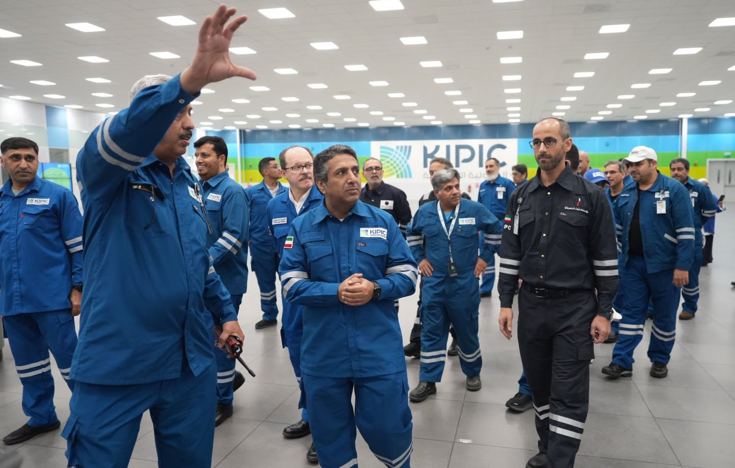 وزير النفط الكويتي يؤكد أهمية تطبيق أفضل البرامج المتبعة بمجالات الصحة والسلامة والأمن والبيئة وزير النفط الكويتي يؤكد أهمية تطبيق أفضل البرامج المتبعة بمجالات الصحة والسلامة والأمن والبيئة