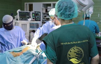مركز الملك سلمان للإغاثة يجري 21 عملية لجراحة المخ والأعصاب بالمكلا