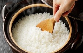 دراسة حديثة تحذر من خطورة طريقة شائعة في طهي الأرز