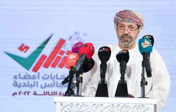 وزير الداخلية العماني يشيد بجهود الحكومة في إتمام الانتخابات البلدية