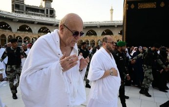 رئيس الوزراء اللبناني يؤدي مناسك العمرة