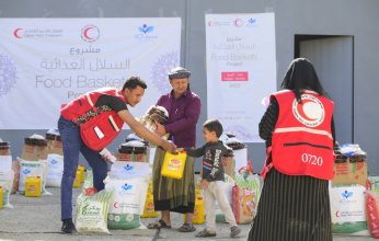 الهلال الأحمر القطري يبدأ توزيع مساعدات غذائية في 8 محافظات يمنية
