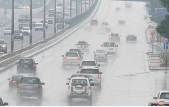 الداخلية الكويتية تعلن إغلاق عدد من الطرق بسبب موجة الأمطار التي تشهدها البلاد