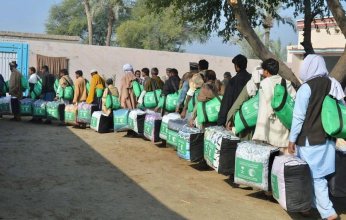 مركز الملك سلمان للإغاثة يوزع حقائب شتوية في مختلف أقاليم باكستان