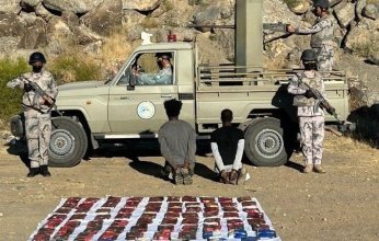 القبض على مخالفين لنظام أمن الحدود بحوزتهما مادة الحشيش المخدر بعسير