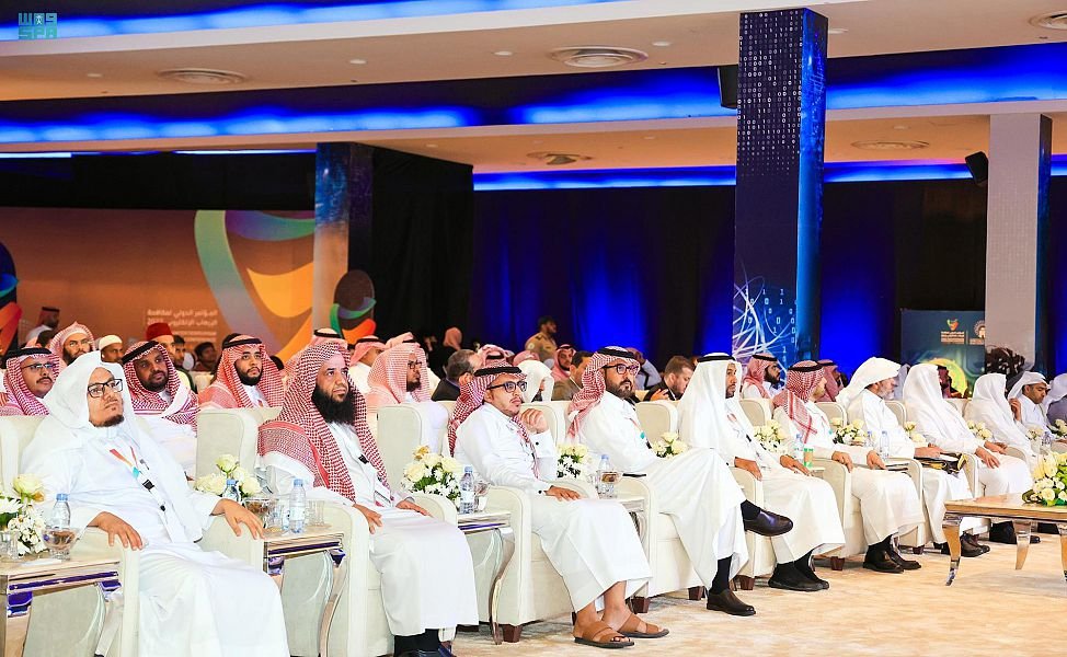 السعودية: المؤتمر الدولي لمكافحة الإرهاب الإلكتروني يوصي بإنشاء مواقع اليكرونية لنشر الوسطية والاغتدال السعودية: المؤتمر الدولي لمكافحة الإرهاب الإلكتروني يوصي بإنشاء مواقع اليكرونية لنشر الوسطية والاغتدال
