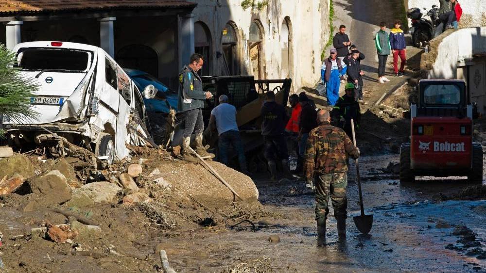 إجلاء ألف شخص من جزيرة إيسكيا الإيطالية إجلاء ألف شخص من جزيرة إيسكيا الإيطالية