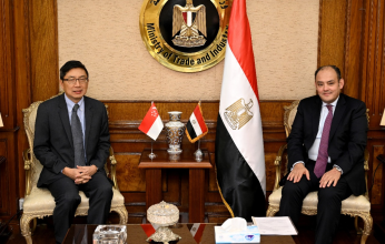 وزير التجارة والصناعة المصري يبحث مع سفير سنغافورة بالقاهرة تطورات التعاون الاقتصادي والاستثماري بين البلدين
