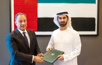 السفير المصري في أبوظبي يقدم صورة أوراق اعتماده