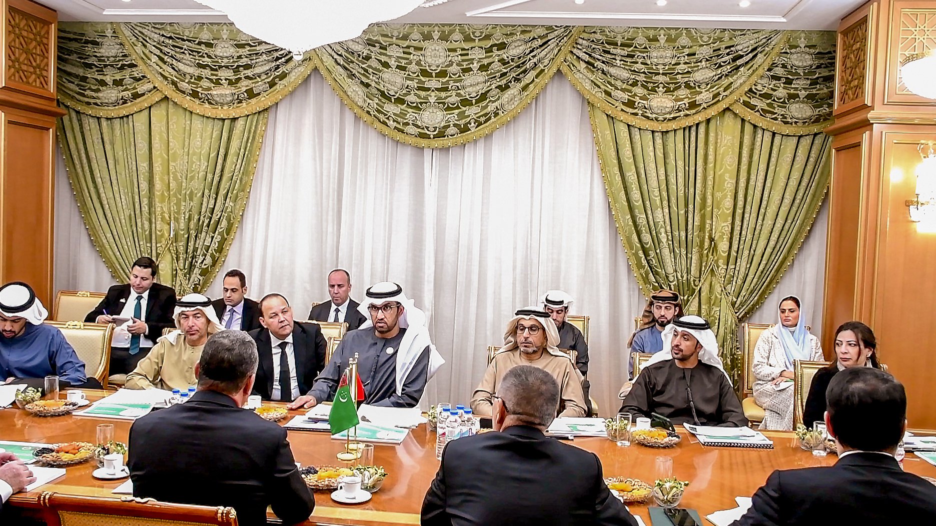 الإمارات وتركمانستان تبحثان سبل تعزيز العلاقات الثنائية الإمارات وتركمانستان تبحثان سبل تعزيز العلاقات الثنائية