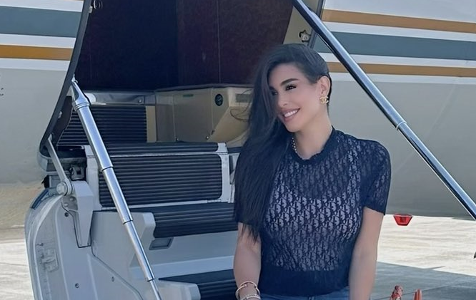 ياسمين صبري بإطلالة كاجوال من الطائرة
