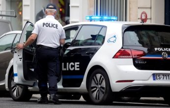 "المنحوس منحوس".. لص يسطو على سوبر ماركت مليء برجال الشرطة