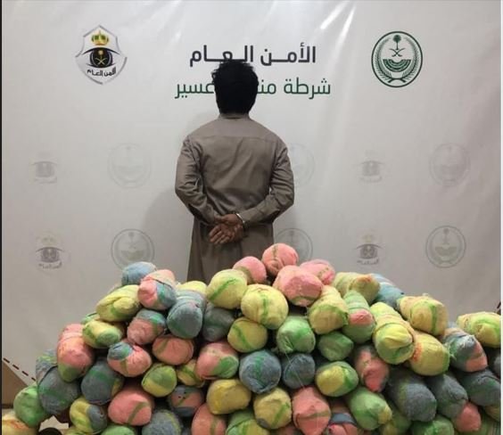 ضبط مقيم بحوزته (890) كيلو جرامًا من نبات القات المخدر ضبط مقيم بحوزته (890) كيلو جرامًا من نبات القات المخدر