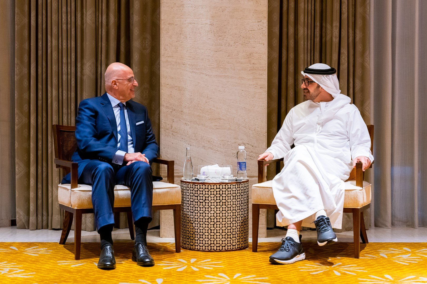 وزيرا خارجیة الإمارات والیونان يبحثان الأوضاع الدولية والإقليمية وزيرا خارجیة الإمارات والیونان يبحثان الأوضاع الدولية والإقليمية