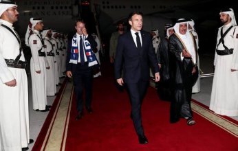 ماكرون يصل الدوحة لحضور مباراة منتخب بلاده أمام المغرب