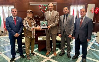 الضباط المتقاعدين بالكويت تهدي درع الجمعية للدكتور يوسف العميري تقديرا لمجهوداته ودعمه لها