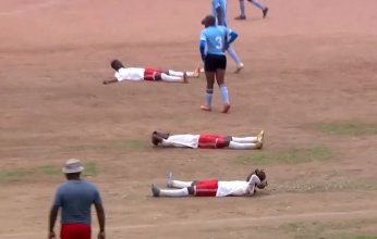 صدق أولا تصدق.. فريق بأكمله ينام في الملعب ليحرز المنافس هدفاً مثيراً للجدل| (فيديو)