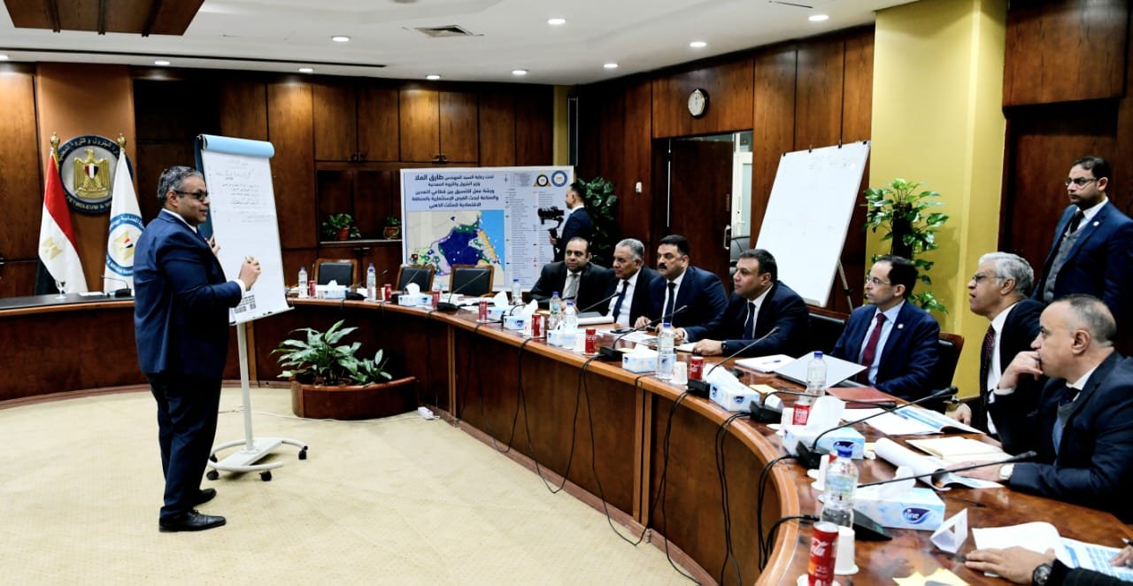 ورشة عمل للتنسيق بين قطاعى التعدين والصناعة لبحث الفرص الاستثمارية بالمنطقة الاقتصادية للمثلث الذهبى ورشة عمل للتنسيق بين قطاعى التعدين والصناعة لبحث الفرص الاستثمارية بالمنطقة الاقتصادية للمثلث الذهبى