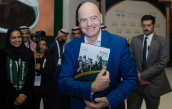 رئيس الفيفا يزور «البيت السعودي» في البحرين